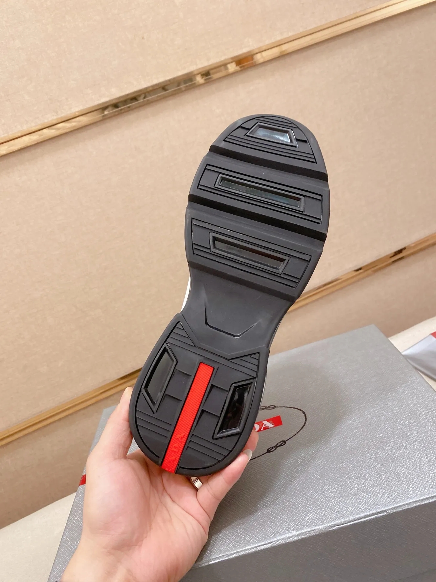 Factory price 640💰 ✔️✔️✔️Higher version High-quality new PRADA (Prada) counters are on the market at the same time. New men's shoes, 😘fabrics imported first-layer cowhide with waterproof materials, purely handmade. Lining: Full cowhide lining. 👍🏿 High-end ☄️ air-cushion molded anti-slip rubber outsole, exquisite lines, simple and elegant, comfortable and high-end for leisure travel. Code number: 38 to 45